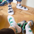 Chaussettes blanches avec feuilles de cannabis vertes